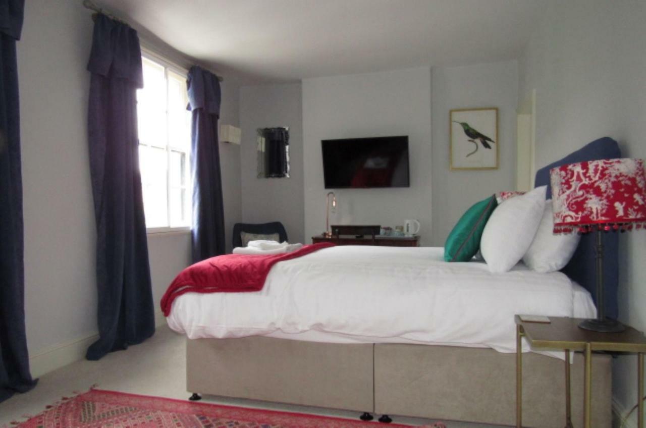 The Old Vicarage Hotel & Restaurant Bridgwater Kültér fotó A bedroom at The Swan