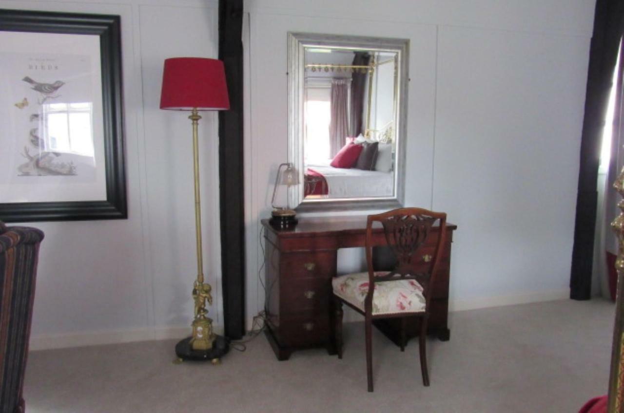 The Old Vicarage Hotel & Restaurant Bridgwater Kültér fotó A dressing table