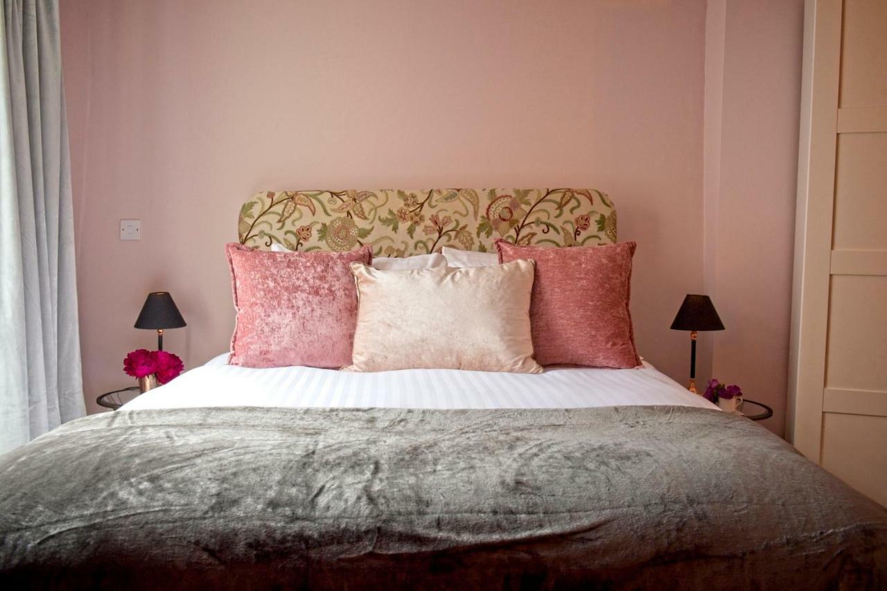 The Old Vicarage Hotel & Restaurant Bridgwater Kültér fotó A bedroom at the hotel