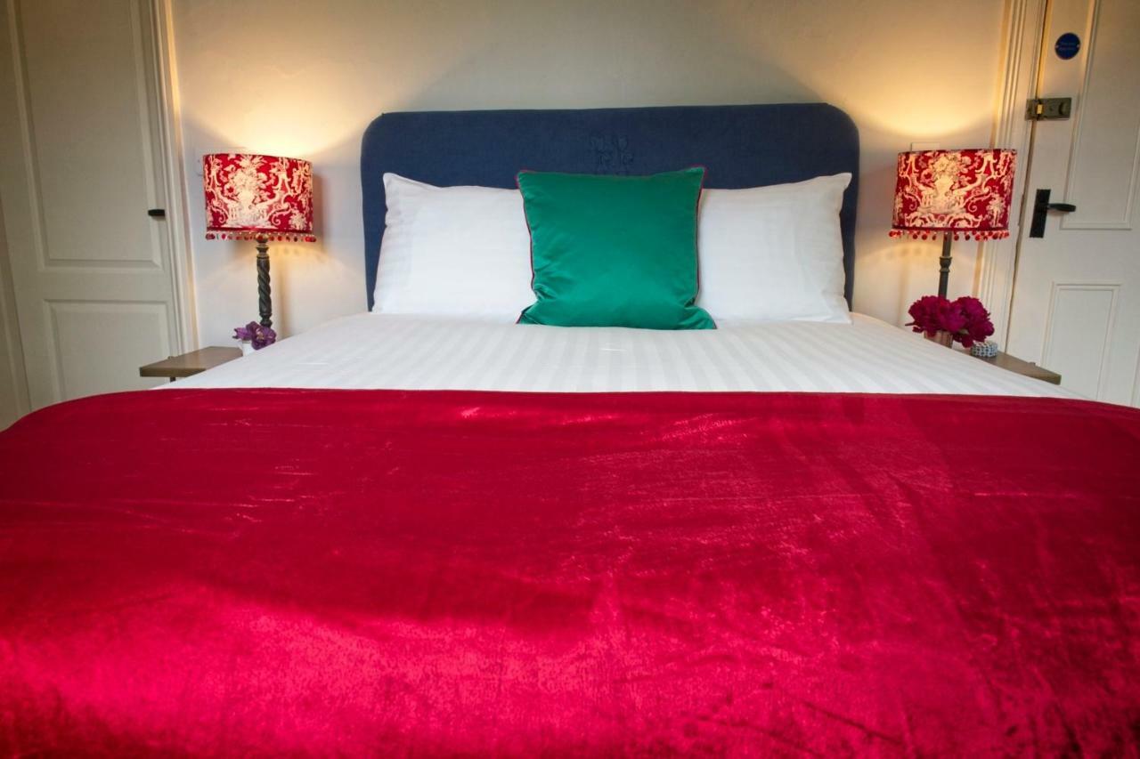 The Old Vicarage Hotel & Restaurant Bridgwater Kültér fotó A bed with a red duvet